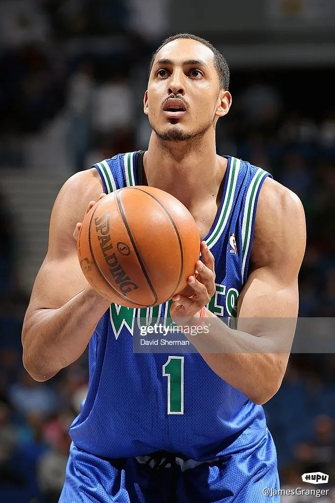  从转折点上海海港迎来里程碑到赛后阿斯顿维拉调整名单以备英超，明尼苏达森林狼转会期战术微调